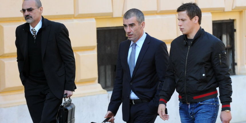 Zadar, 051110.
Danas je na Zupanijskom sudu u Zadru nastavljeno sudjenje Franu Olujicu i Josipu Modricu zbog preprodaje 7.7 grama kokaina.
Na fotografiji: Gordan Nizic odvjetnik Frana Olujica, Ljubo Pavasovic odvjetnik Josipa Modrica (desno).
Foto: Andri Zadar, 051110.
Danas je na Zupanijskom sudu u Zadru nastavljeno sudjenje Franu Olujicu i Josipu Modricu zbog preprodaje 7.7 grama kokaina.
Na fotografiji: Gordan Nizic odvjetnik Frana Olujica, Ljubo Pavasovic odvjetnik Josipa Modrica (desno).
Foto: Andri