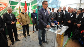 Biograd,130912.
Otvorenje 59. svjetskog prvenstva u oranju koje se odrzava u Jankolovici pokraj Biograda od 13.-15.09.2012.
Na fotografiji: govor ministra Jakovine.
Foto: Luka Gerlanc / CROPIX Biograd,130912.
Otvorenje 59. svjetskog prvenstva u oranju koje se odrzava u Jankolovici pokraj Biograda od 13.-15.09.2012.
Na fotografiji: govor ministra Jakovine.
Foto: Luka Gerlanc / CROPIX