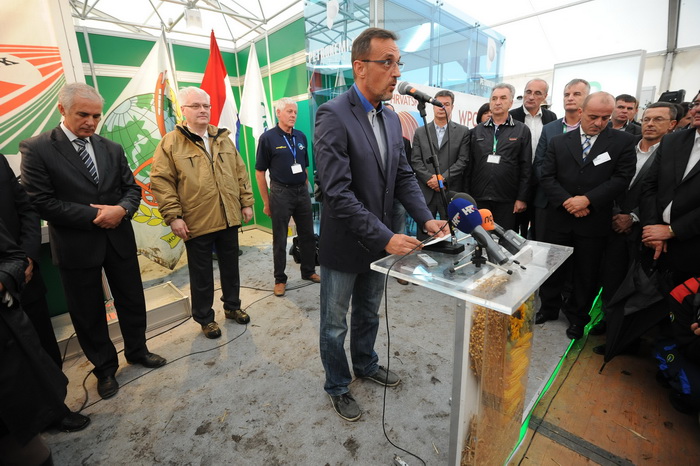 Biograd,130912.
Otvorenje 59. svjetskog prvenstva u oranju koje se odrzava u Jankolovici pokraj Biograda od 13.-15.09.2012.
Na fotografiji: govor ministra Jakovine.
Foto: Luka Gerlanc / CROPIX Biograd,130912.
Otvorenje 59. svjetskog prvenstva u oranju koje se odrzava u Jankolovici pokraj Biograda od 13.-15.09.2012.
Na fotografiji: govor ministra Jakovine.
Foto: Luka Gerlanc / CROPIX