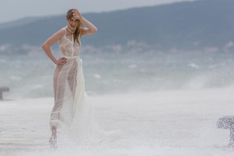 Tijekom snimanja reklamne kampanje valovi doslovno “okupali” manekenku na zadarskoj rivi