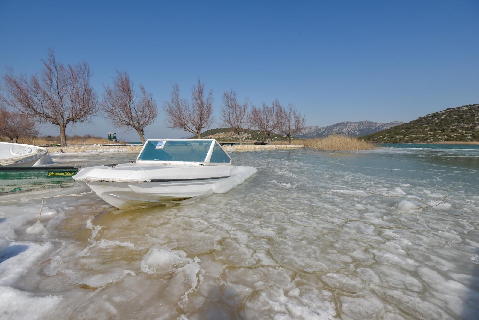Ribarska lučica Prosika na Vranskom jezeru okovana ledom Ribarska lučica Prosika na Vranskom jezeru okovana ledom