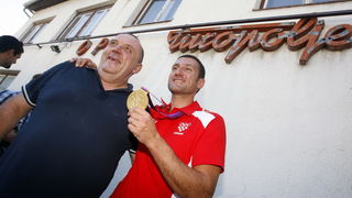 Vukovina, 07.08.12.
Kafic Gord.
Rodbina i prijatelji priredili su docek Giovanniju Cernogorzu u kaficu Gord u kojem se okupljaju clanovi njegovog streljackog kluba. Uz zivu glazbu i domjenak cestitali su mu na osvojenoj zlatnoj medalji u streljastvu u Lon