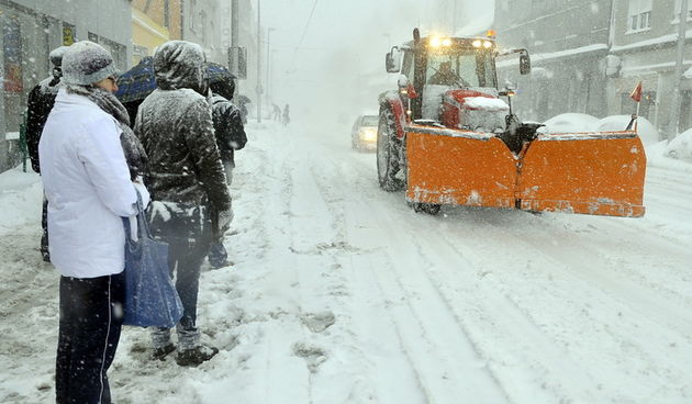 Zagreb, 081212.U vecem dijelu Hrvatske nocas je pao obilan snijeg. Pracen jakim vjetrom i u Zagrebu je izazvao prometni kolaps.Na slici: Tresnjevka, ralica.Foto: Bruno Konjevic / CROPIX