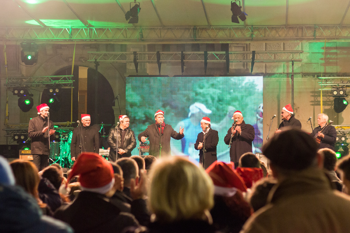 Doček 2017: Najluđa noć na zadarskom Poluotoku privukla više tisuća Zadrana i gostiju Doček 2017: Najluđa noć na zadarskom Poluotoku privukla više tisuća Zadrana i gostiju