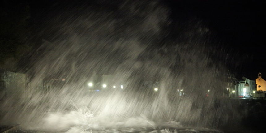 Kastel Stari, 311012.
Tek sto nas je napustila ciklona Kjara koja je donijela zahladjenje i u vecini Hrvatske snijeg, nova ciklona Ladislav danas prema kraju dana je donijela olujno jugo koje ce tijekom noci jos jacati pa se ocekuju orkanski udari na otv Kastel Stari, 311012.
Tek sto nas je napustila ciklona Kjara koja je donijela zahladjenje i u vecini Hrvatske snijeg, nova ciklona Ladislav danas prema kraju dana je donijela olujno jugo koje ce tijekom noci jos jacati pa se ocekuju orkanski udari na otv