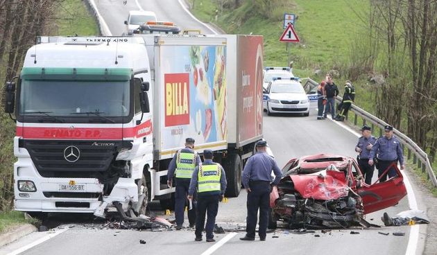 Donji Nikšić, Slunj: sudar tegljača i automobila. Photo: Kristina Stedul Fabac/PIXSELL