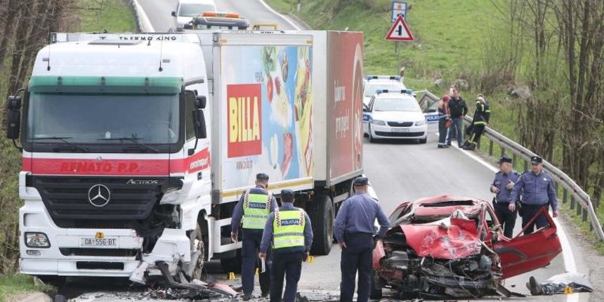 Donji Nikšić, Slunj: sudar tegljača i automobila. Photo: Kristina Stedul Fabac/PIXSELL