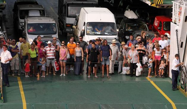 Zadar – Guzve na trajektnom pristanistu ne jenjavaju cijeli dan. Photo: Dino Stanin/PIXSELL Autor  Dino Stanin/PIXSELL KLJUČNE RIJEČI  turisticka sezona, Jadrolinija, guzve, trajekt, turizam, guzva, ljeto, turisti