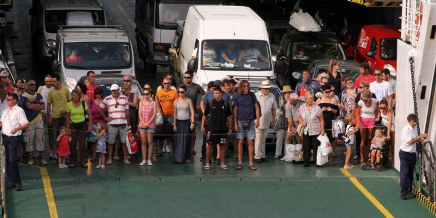 Zadar – Guzve na trajektnom pristanistu ne jenjavaju cijeli dan. Photo: Dino Stanin/PIXSELL Autor Dino Stanin/PIXSELL KLJUČNE RIJEČI turisticka sezona, Jadrolinija, guzve, trajekt, turizam, guzva, ljeto, turisti Zadar – Guzve na trajektnom pristanistu ne jenjavaju cijeli dan. Photo: Dino Stanin/PIXSELL Autor Dino Stanin/PIXSELL KLJUČNE RIJEČI turisticka sezona, Jadrolinija, guzve, trajekt, turizam, guzva, ljeto, turisti