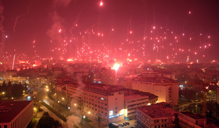 Split, 130211.
Povodom stote obljetnice NK Hajduk navijacka skupina Torcida organizirala je vatromet po cijelom gradu.
Foto: Josko Supic / CROPIX Split, 130211.
Povodom stote obljetnice NK Hajduk navijacka skupina Torcida organizirala je vatromet po cijelom gradu.
Foto: Josko Supic / CROPIX
