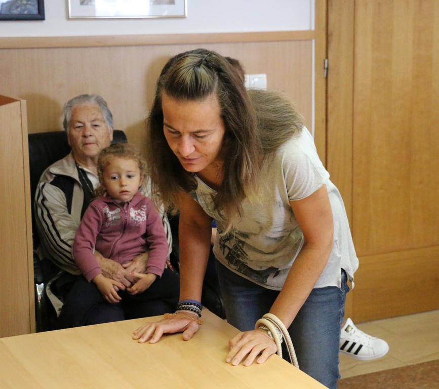 Vir: Dodjela materijalne pomoći roditeljima za nabavku udžbenika i školske opreme Vir: Dodjela materijalne pomoći roditeljima za nabavku udžbenika i školske opreme