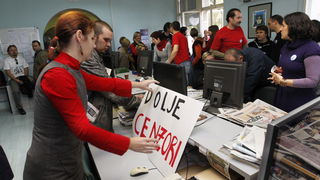 Pula, 071110.
Novinari, fotoreporteri, graficari i ostalo tehnicko osoblje Glasa Istre od danas su u strajku jer je uprava najavila sindikatu otpustanje trecine zaposlenika. Uprava ce uz pomoc sudske odluke (dvadeset radnika je dobilo radnu obavezu) pokus Pula, 071110.
Novinari, fotoreporteri, graficari i ostalo tehnicko osoblje Glasa Istre od danas su u strajku jer je uprava najavila sindikatu otpustanje trecine zaposlenika. Uprava ce uz pomoc sudske odluke (dvadeset radnika je dobilo radnu obavezu) pokus