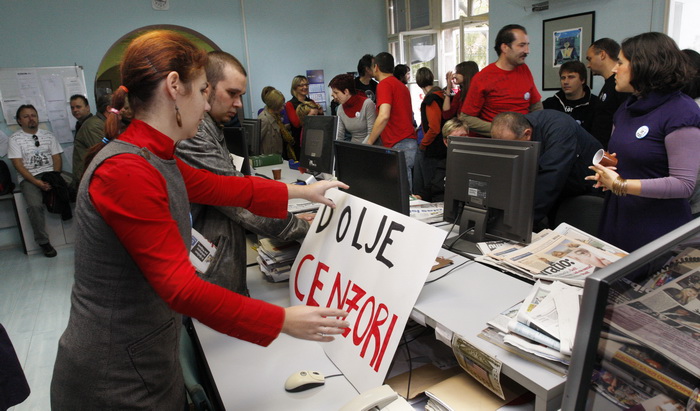 Pula, 071110.
Novinari, fotoreporteri, graficari i ostalo tehnicko osoblje Glasa Istre od danas su u strajku jer je uprava najavila sindikatu otpustanje trecine zaposlenika. Uprava ce uz pomoc sudske odluke (dvadeset radnika je dobilo radnu obavezu) pokus Pula, 071110.
Novinari, fotoreporteri, graficari i ostalo tehnicko osoblje Glasa Istre od danas su u strajku jer je uprava najavila sindikatu otpustanje trecine zaposlenika. Uprava ce uz pomoc sudske odluke (dvadeset radnika je dobilo radnu obavezu) pokus