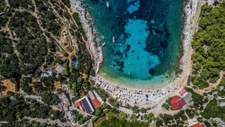 Spektakularan pogled iz zraka na uvalu i otočić Pokonji Dol kod Hvara