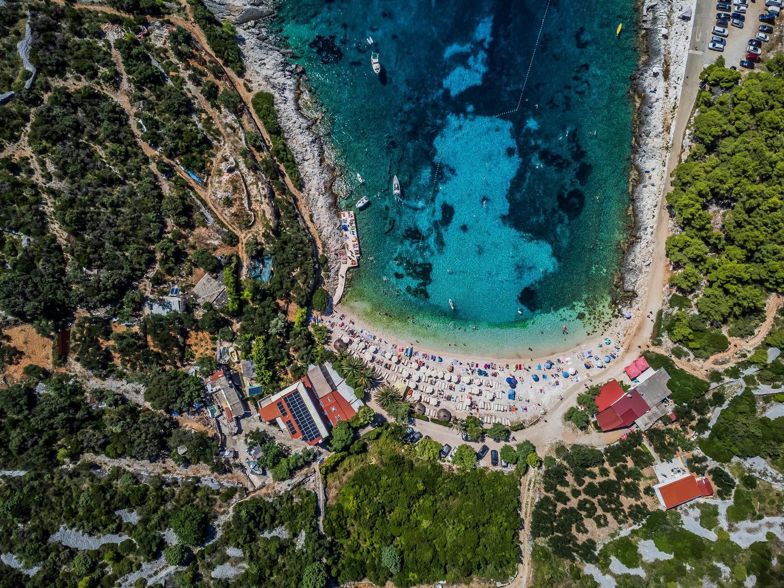 Spektakularan pogled iz zraka na uvalu i otočić Pokonji Dol kod Hvara