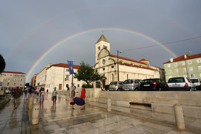 11.09.2014., Zadar – Kisni je dan na nekoliko minuta uljepsala duga koja se pojavila nad gradom. Photo: Filip Brala/PIXSELL