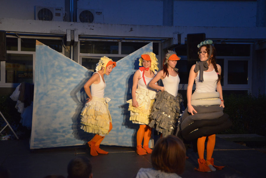 Ružno pače u izvedbi Dragon Teatra Ružno pače u izvedbi Dragon Teatra