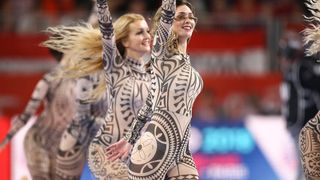 Plesačice zabavljale gledatelje na utakmici Danske i Mađarske