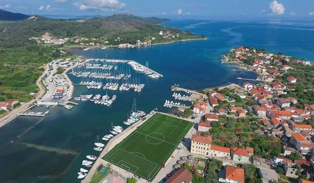 Velika fešta u Sutomišćici: Otvara se najljepše nogometno igralište na svijetu