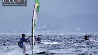 Guštanje surfera u jakom jugu Guštanje surfera u jakom jugu