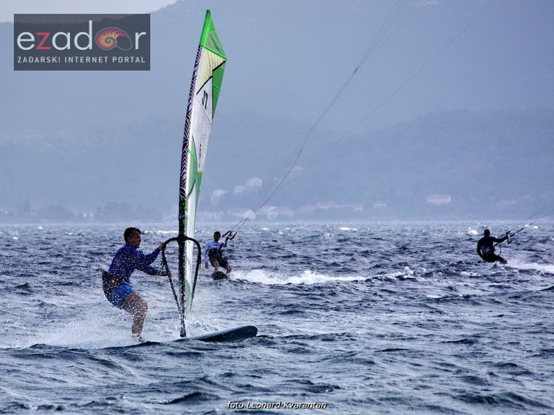 Guštanje surfera u jakom jugu Guštanje surfera u jakom jugu