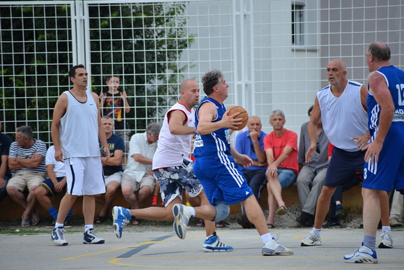 U povodu blagdana Kraljice Mira u Stanovima odigrana utakimica između veterana KK Zadar i Stanova, Foto: Iva Perinčić U povodu blagdana Kraljice Mira u Stanovima odigrana utakimica između veterana KK Zadar i Stanova, Foto: Iva Perinčić