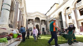 Performans na Peristilu: Doručak na travi. Photo: Miranda Cikotic/PIXSELL