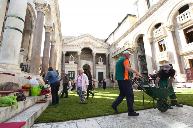 Performans na Peristilu: Doručak na travi. Photo: Miranda Cikotic/PIXSELL