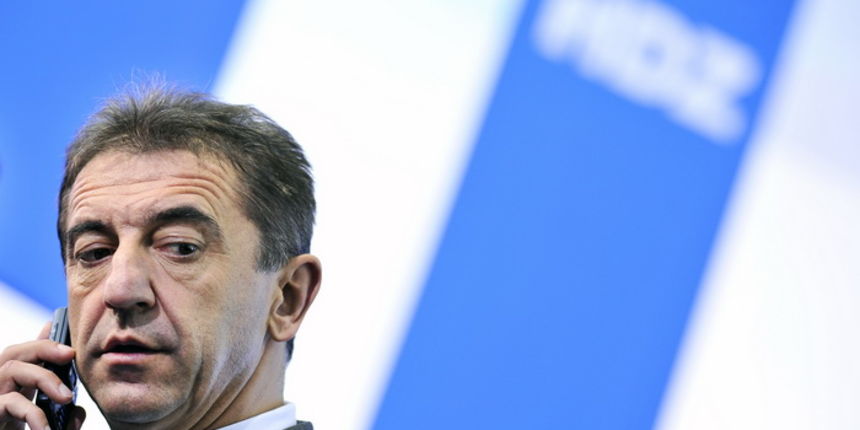 Zagreb, 041211.
Parlamentarni izbori 2011.
Pracenje izbornih rezultata u izbornom stozeru HDZ-a, u Hrvatskom drustvu likovnih umjetnika.
Na slici: Darko Milinovic.
Foto: Boris Kovacev / CROPIX Zagreb, 041211.
Parlamentarni izbori 2011.
Pracenje izbornih rezultata u izbornom stozeru HDZ-a, u Hrvatskom drustvu likovnih umjetnika.
Na slici: Darko Milinovic.
Foto: Boris Kovacev / CROPIX