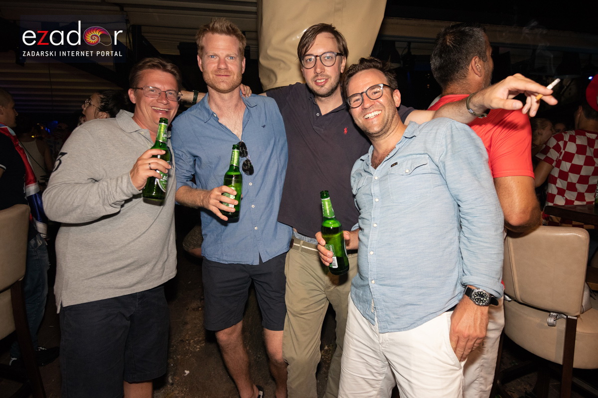 Čudesna noć: Velika fešta ulicama Zadra nakon plasmana Vatrenih u finale SP Čudesna noć: Velika fešta ulicama Zadra nakon plasmana Vatrenih u finale SP