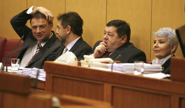 Zagreb, 260111.
Hrvatski Sabor.
Aktualni sat u Hrvatskom Saboru.
Na fotografiji: Gordan Jandrokovic, Darko Milinovic, Petar Cobankovic, premjerka Jadranka Kosor.
Foto: Damjan Tadic / CROPIX