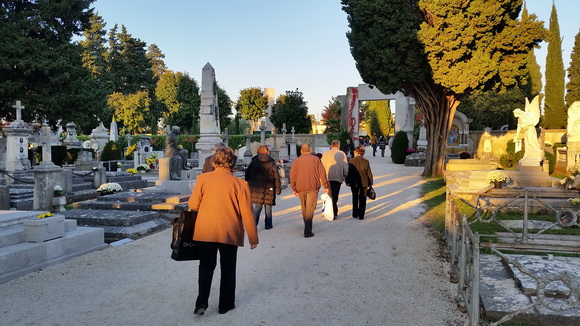 Uoči blagdana Svih svetih brojni su Zadrani posjetili Gradsko groblje i uredili počivališta najmilijih i okitili ih cvijećem, Foto: M. Malik Uoči blagdana Svih svetih brojni su Zadrani posjetili Gradsko groblje i uredili počivališta najmilijih i okitili ih cvijećem, Foto: M. Malik