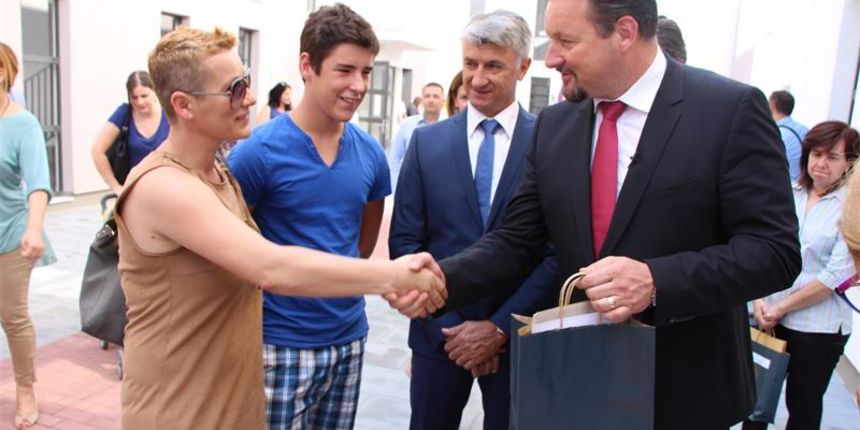 Image 379057 (auto) Image 379057 (auto)