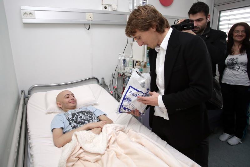 Luki Modriću u dječjoj bolnici u Klaićevoj uručena nagrada nogometaša godine, Photo: Petar Glebov/PIXSELL Luki Modriću u dječjoj bolnici u Klaićevoj uručena nagrada nogometaša godine, Photo: Petar Glebov/PIXSELL