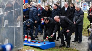 Zadar: Odavanje počasti kod spomenika hrvatskim braniteljima povodom obljetnice VRO Maslenica Zadar: Odavanje počasti kod spomenika hrvatskim braniteljima povodom obljetnice VRO Maslenica
