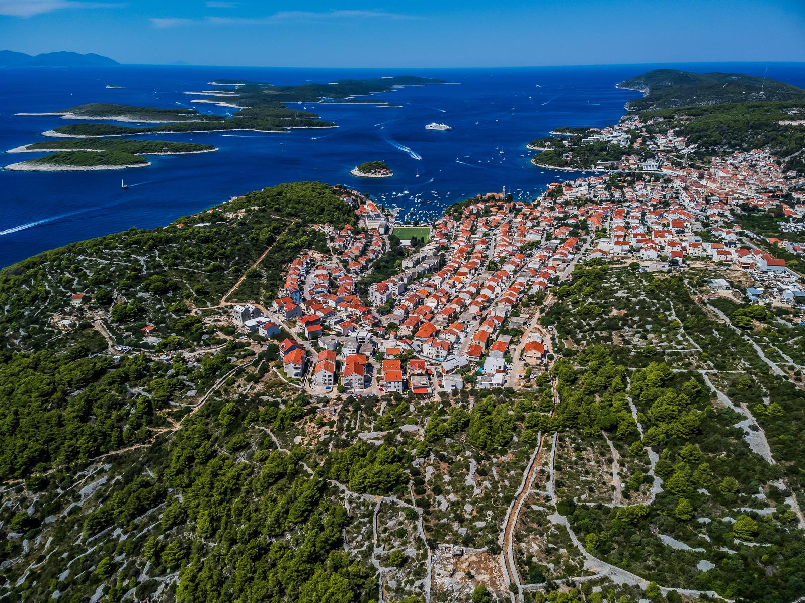 Spektakularan pogled iz zraka na uvalu i otočić Pokonji Dol kod Hvara