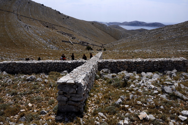 Kornat, 300811.
Obiljezavanje 4. obljetnice kornatske tragedije, u kojoj je, gaseci pozar na Kornatu 30. kolovoza 2007. godine, smrtno stradalo 12 vatrogasaca. Obitelji poginulih vatrogasaca, njihovi prijatelji te visoko izaslanstvo na otoku Kornat, u uv Kornat, 300811.
Obiljezavanje 4. obljetnice kornatske tragedije, u kojoj je, gaseci pozar na Kornatu 30. kolovoza 2007. godine, smrtno stradalo 12 vatrogasaca. Obitelji poginulih vatrogasaca, njihovi prijatelji te visoko izaslanstvo na otoku Kornat, u uv