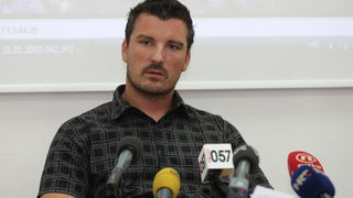 Zadar, 230610.
Na arheoloskom nalazistu u pecini Vlakno na Dugom otoku izmedju ostalih nakitnih predmeta pronadjen je i predmet ukrasen nizom kratkih paralelnih i dva vodoravna ureza za koje se sumnja da su umjetno izradjeni. Star oko 15 000 godina moze Zadar, 230610.
Na arheoloskom nalazistu u pecini Vlakno na Dugom otoku izmedju ostalih nakitnih predmeta pronadjen je i predmet ukrasen nizom kratkih paralelnih i dva vodoravna ureza za koje se sumnja da su umjetno izradjeni. Star oko 15 000 godina moze