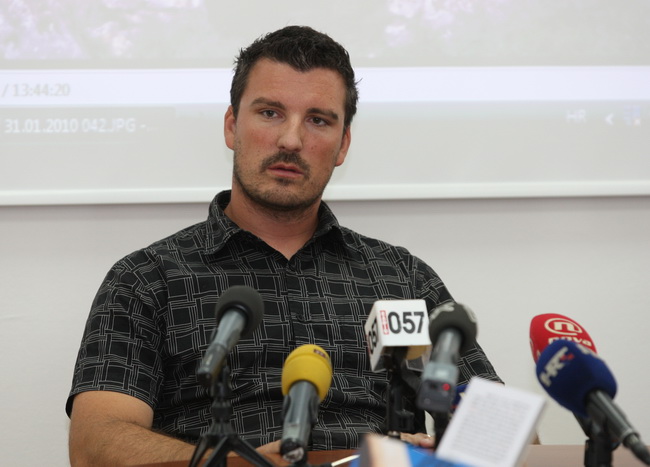 Zadar, 230610.
Na arheoloskom nalazistu u pecini Vlakno na Dugom otoku izmedju ostalih nakitnih predmeta pronadjen je i predmet ukrasen nizom kratkih paralelnih i dva vodoravna ureza za koje se sumnja da su umjetno izradjeni. Star oko 15 000 godina moze Zadar, 230610.
Na arheoloskom nalazistu u pecini Vlakno na Dugom otoku izmedju ostalih nakitnih predmeta pronadjen je i predmet ukrasen nizom kratkih paralelnih i dva vodoravna ureza za koje se sumnja da su umjetno izradjeni. Star oko 15 000 godina moze