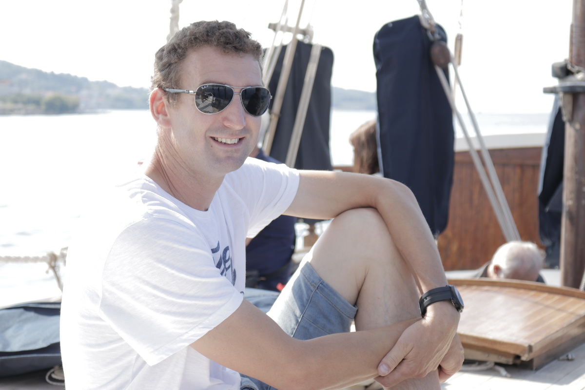 Kod otoka Prvića snimljen spot za pjesmu “Plovim” Tomislava Bralića i klape Intrade!