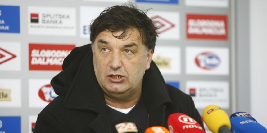 Split, 070113.
Stadion HNK Hajduka u Poljudu.
Prvog dana priprema igraca HNK Hajduka sportski direktor Sergije Kresic na konferenciji za medije pozdravio je novinare i zazelio im uspjesnu godinu.
Trener Miso Krsticevic odgovarao je na novinarska pitanja Split, 070113.
Stadion HNK Hajduka u Poljudu.
Prvog dana priprema igraca HNK Hajduka sportski direktor Sergije Kresic na konferenciji za medije pozdravio je novinare i zazelio im uspjesnu godinu.
Trener Miso Krsticevic odgovarao je na novinarska pitanja