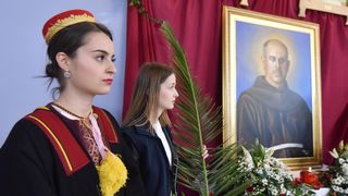 Zadarski nadbiskup Puljić predvodio svetu misu u Kistanjama povodom obilježavanja obljetnice proglašenja blaženim Serafina Kodića Zadarski nadbiskup Puljić predvodio svetu misu u Kistanjama povodom obilježavanja obljetnice proglašenja blaženim Serafina Kodića