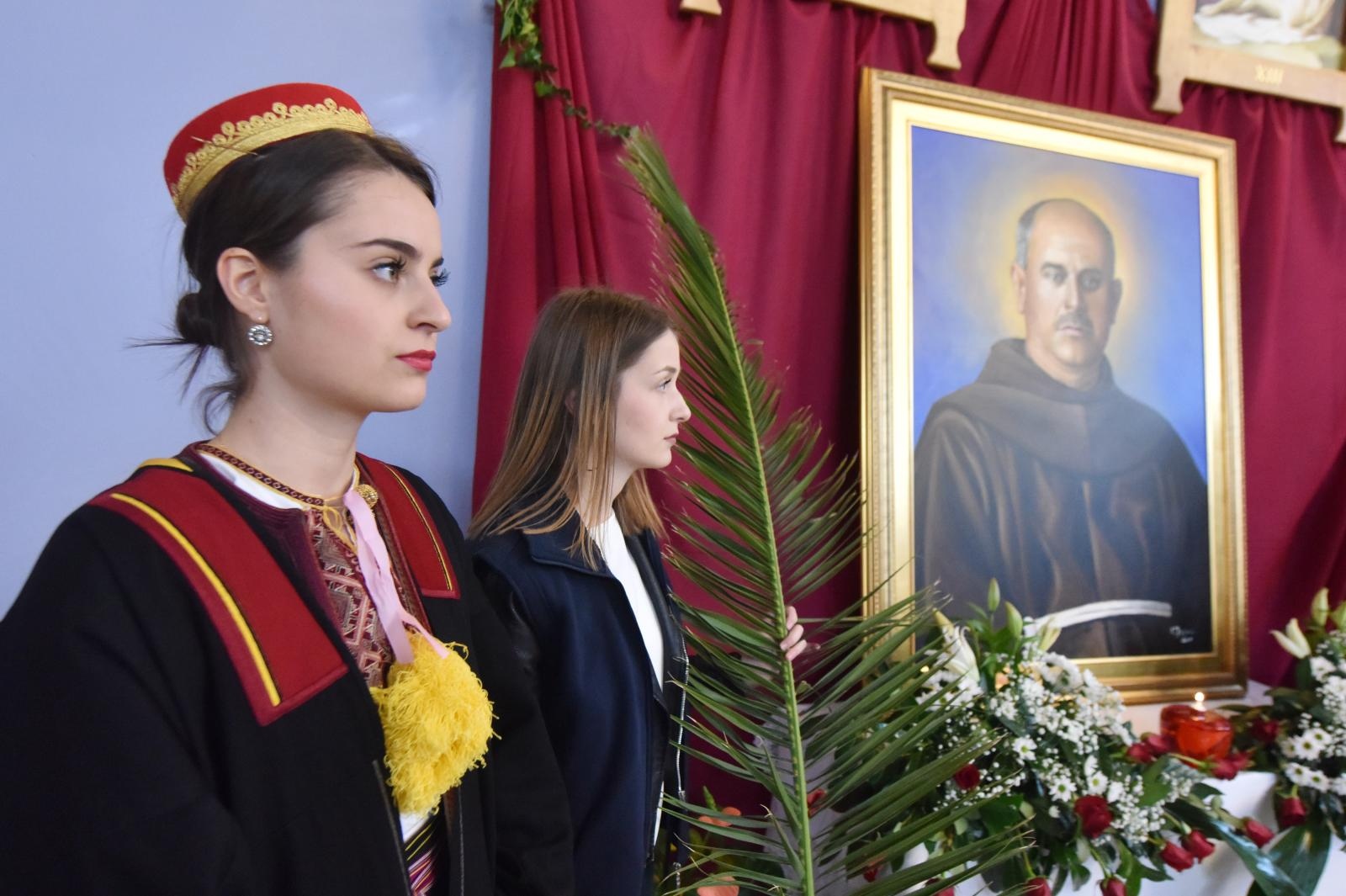 Zadarski nadbiskup Puljić predvodio svetu misu u Kistanjama povodom obilježavanja obljetnice proglašenja blaženim Serafina Kodića Zadarski nadbiskup Puljić predvodio svetu misu u Kistanjama povodom obilježavanja obljetnice proglašenja blaženim Serafina Kodića