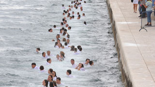 Danas se na zadarskoj rivi cetvrtu godinu za redom odrzava manifestacija Milenijum Jump. Foto : Andrija Lucic / CROPIX