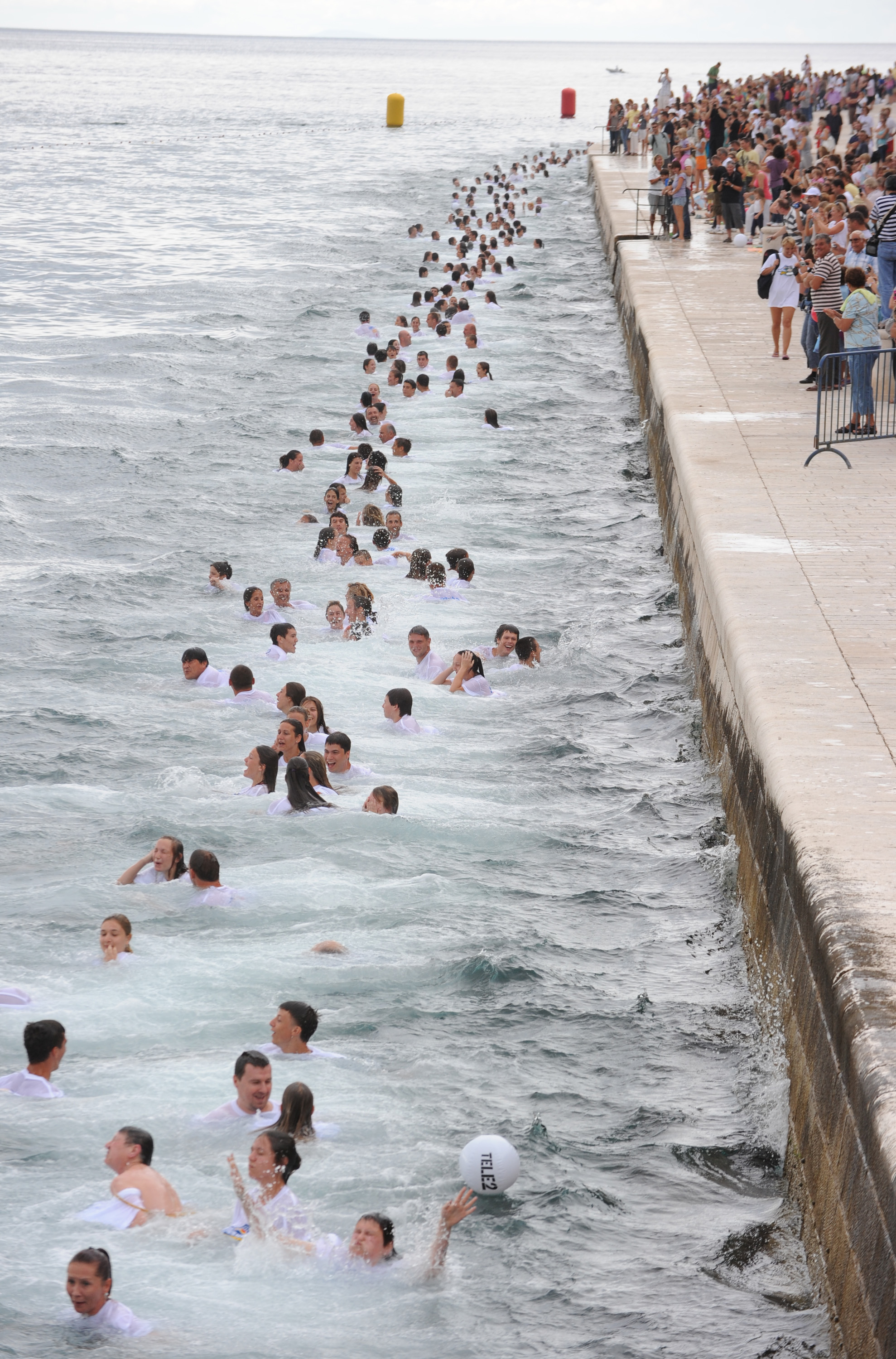 Danas se na zadarskoj rivi cetvrtu godinu za redom odrzava manifestacija Milenijum Jump. Foto : Andrija Lucic / CROPIX