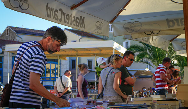 Nakon Malog Lošinja, MasterCard Brod knjižara-brod kulture danas je stigao na Vir. Sinoć je na Malom Lošinju poznati književnik Miro Gavran pojačao književnu postavu Broda