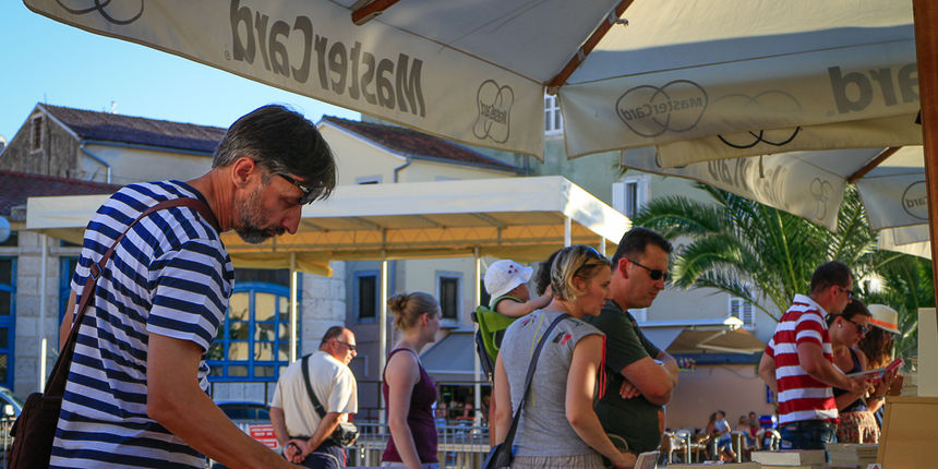 Nakon Malog Lošinja, MasterCard Brod knjižara-brod kulture danas je stigao na Vir. Sinoć je na Malom Lošinju poznati književnik Miro Gavran pojačao književnu postavu Broda Nakon Malog Lošinja, MasterCard Brod knjižara-brod kulture danas je stigao na Vir. Sinoć je na Malom Lošinju poznati književnik Miro Gavran pojačao književnu postavu Broda