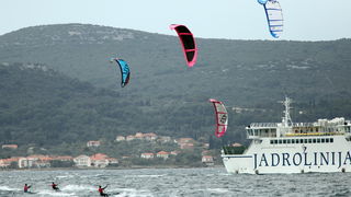Zadar, 040410.
Na zadarskoj rivi u organizaciji kluba kluba Spinaker odrzala se prva medjunarodna kitesurfing regata, uz sudjelovanje natjecatelja iz Hrvatske, Ceske, Austrije i Slovenije. 
Na fotografiji natjecanje u zadarskom kanalu.
Foto: Vladimir Ivan