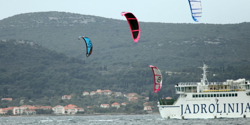 Zadar, 040410.
Na zadarskoj rivi u organizaciji kluba kluba Spinaker odrzala se prva medjunarodna kitesurfing regata, uz sudjelovanje natjecatelja iz Hrvatske, Ceske, Austrije i Slovenije.
Na fotografiji natjecanje u zadarskom kanalu.
Foto: Vladimir Ivan Zadar, 040410.
Na zadarskoj rivi u organizaciji kluba kluba Spinaker odrzala se prva medjunarodna kitesurfing regata, uz sudjelovanje natjecatelja iz Hrvatske, Ceske, Austrije i Slovenije.
Na fotografiji natjecanje u zadarskom kanalu.
Foto: Vladimir Ivan