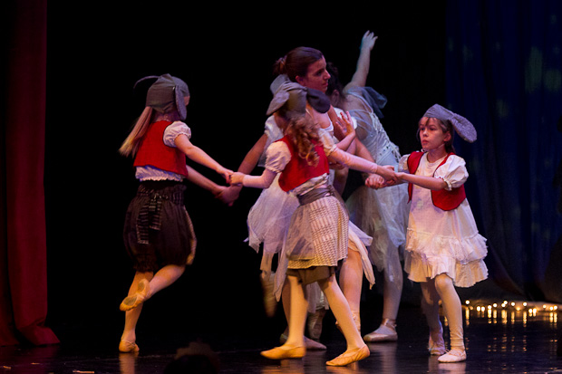 Plesna čestitka Zadarskog plesnog ansambla, Foto: Leo Banić Plesna čestitka Zadarskog plesnog ansambla, Foto: Leo Banić